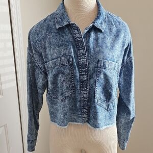 American Eagle Washed Denim Blue Cropped‎ Jacket. Size Meduim